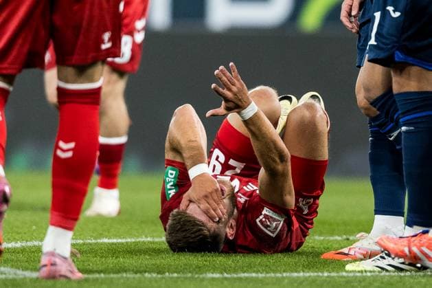 1. Fußball Bundesliga: TSG 1899 Hoffenheim - 1. FC Köln; 03.10.2025 Jan Thielmann (1. FC Köln, 29) bleibt nach Foul auf dem Rasen liegen, zeigt an dass er Hilfe braucht 1. Fußball Bundesliga, TSG 1899 Hoffenheim - 1. FC Köln, Sinsheim, PREZERO Arena am 03.10.2025 DFL REGULATIONS PROHIBIT ANY USE OF PHOTOGRAPHS AS IMAGE SEQUENCES AND OR QUASI-VIDEO. Copyright: xBEAUTIFULxSPORTS Wunderlx