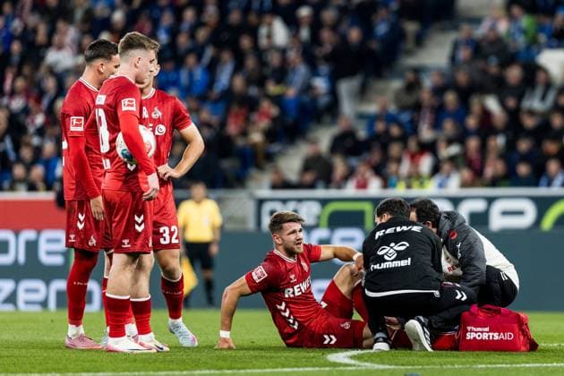 1. Fußball Bundesliga: TSG 1899 Hoffenheim - 1. FC Köln; 03.10.2025 Jan Thielmann (1. FC Köln, 29) wird nach Foul behandelt 1. Fußball Bundesliga, TSG 1899 Hoffenheim - 1. FC Köln, Sinsheim, PREZERO Arena am 03.10.2025 DFL REGULATIONS PROHIBIT ANY USE OF PHOTOGRAPHS AS IMAGE SEQUENCES AND OR QUASI-VIDEO. Copyright: xBEAUTIFULxSPORTS Wunderlx