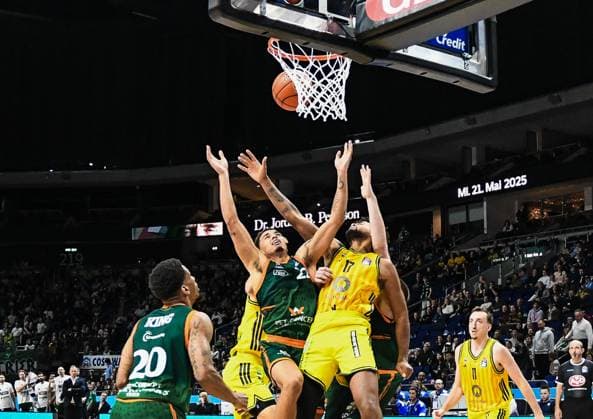 03.10.2025, xlakx, Basketball - easyCredit BBL Basketball Alba Berlin - Gladiators Trier emspor, v.l. Urald King (Gladiators Trier), Nolan Adekunle (Gladiators Trier), Norris Agbakoko (Alba Berlin) Korbwurf Berlin