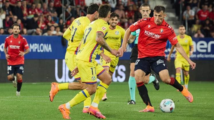 Pamplona, Spain. 3rd Oct 2025. Sports. Football Soccer.Ante Budimir (17. CA Osasuna) during the football match of La Liga EA Sports between CA Osasuna and Getafe CF played at El Sadar stadium in Pamplona (Spain) on October 3, 2025. Credit: Inigo Alzugaray Cordon Press  Liga 2025-2026