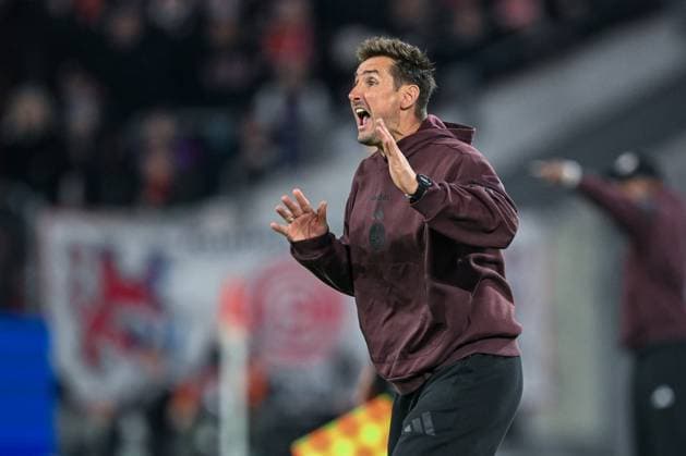 2. Bundesliga - Fortuna Düsseldorf - 1. FC Nürnberg am 03.10.2025 in der MERKUR SPIEL-ARENA in Düsseldorf Trainer Miroslav Klose (Nuernberg) unzufrieden, enttäuscht, enttaeuscht, niedergeschlagen.