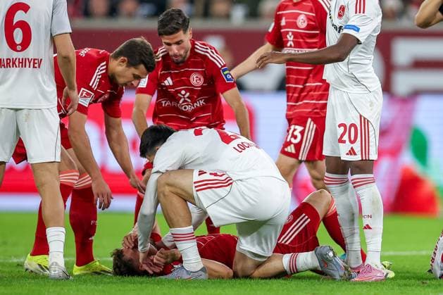 03.10.2025, Fußball, Fortuna Düsseldorf - 1.FC Nürnberg, 2. Fußball Bundesliga, Merkur Spiel-Arena, Saison 2025 2026: Moritz Heyer (Fortuna Düsseldorf 05) liegt mit Schmerzen auf dem Spielfeld und muss medizinisch versorgt werden DFB regulations prohibit any use of photographs as image sequences and or quasi-video. Nordrhein-Westfalen Deutschland