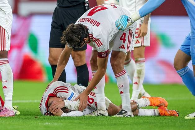 03.10.2025, Fußball, Fortuna Düsseldorf - 1.FC Nürnberg, 2. Fußball Bundesliga, Merkur Spiel-Arena, Saison 2025 2026: Rafael Lubach (1FC Nuernberg 18) liegt mit Schmerzen auf dem Spielfeld und muss medizinisch versorgt werden DFB regulations prohibit any use of photographs as image sequences and or quasi-video. Nordrhein-Westfalen Deutschland