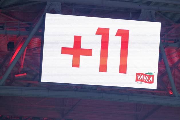 03.10.2025, Fußball, Fortuna Düsseldorf - 1.FC Nürnberg, 2. Fußball Bundesliga, Merkur Spiel-Arena, Saison 2025 2026: 11 Minuten Nachspielzeit auf der Anzeigetafel DFB regulations prohibit any use of photographs as image sequences and or quasi-video. Nordrhein-Westfalen Deutschland