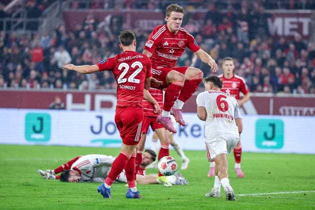 03.10.2025, Fußball, Fortuna Düsseldorf - 1.FC Nürnberg, 2. Fußball Bundesliga, Merkur Spiel-Arena, Saison 2025 2026: Danny Schmidt (Fortuna Düsseldorf 22) Christian Rasmussen (Fortuna Düsseldorf 10) Florian Flick (1FC Nuernberg 06) DFB regulations prohibit any use of photographs as image sequences and or quasi-video. Nordrhein-Westfalen Deutschland