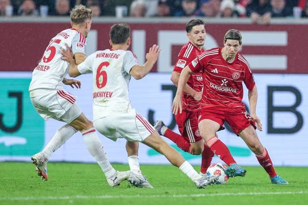 03.10.2025, Fußball, Fortuna Düsseldorf - 1.FC Nürnberg, 2. Fußball Bundesliga, Merkur Spiel-Arena, Saison 2025 2026: Tim Drexler (1FC Nuernberg 15) Florian Flick (1FC Nuernberg 06) im Zweikampf gegen Cedric Itten (Fortuna Düsseldorf 13) DFB regulations prohibit any use of photographs as image sequences and or quasi-video. Nordrhein-Westfalen Deutschland
