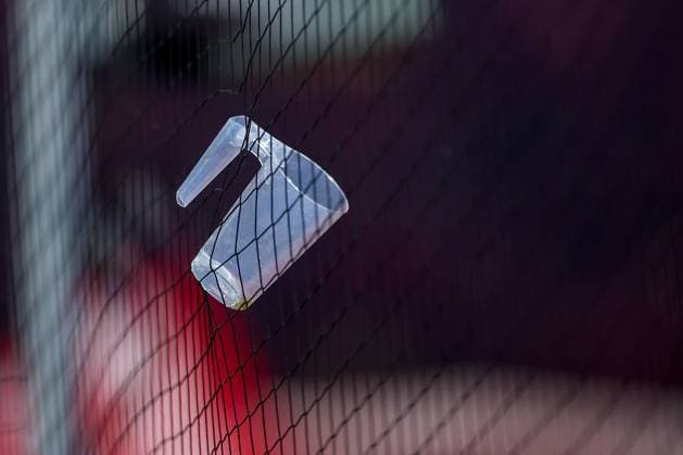 03.10.2025, Fußball, Fortuna Düsseldorf - 1.FC Nürnberg, 2. Fußball Bundesliga, Merkur Spiel-Arena, Saison 2025 2026: Ein Bierbecher Becher Getränkebecher hat sich im Netz vor den Zuschauern verfangen Bier werfen Pfand Pfandsystem DFB regulations prohibit any use of photographs as image sequences and or quasi-video. Nordrhein-Westfalen Deutschland