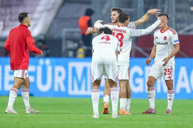 03.10.2025, Fußball, Fortuna Düsseldorf - 1.FC Nürnberg, 2. Fußball Bundesliga, Merkur Spiel-Arena, Saison 2025 2026: Freude bei Nürnbergs Spielern nach dem 3:2 Sieg. Florian Flick (1FC Nuernberg 06) Rafael Lubach (1FC Nuernberg 18) Finn Becker (1FC Nuernberg 25) DFB regulations prohibit any use of photographs as image sequences and or quasi-video. Nordrhein-Westfalen Deutschland
