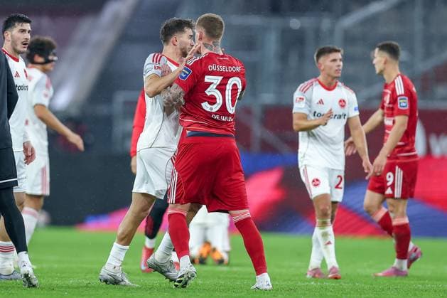 03.10.2025, Fußball, Fortuna Düsseldorf - 1.FC Nürnberg, 2. Fußball Bundesliga, Merkur Spiel-Arena, Saison 2025 2026: Tummult Handgemenge auf dem Spielfeld nach Abpfiff zum Ende des Spiels. Spielende. Florian Flick (1FC Nuernberg 06) verwickelt in einer Schubserei mit Jordy de Wijs (Fortuna Düsseldorf 30) DFB regulations prohibit any use of photographs as image sequences and or quasi-video. Nordrhein-Westfalen Deutschland