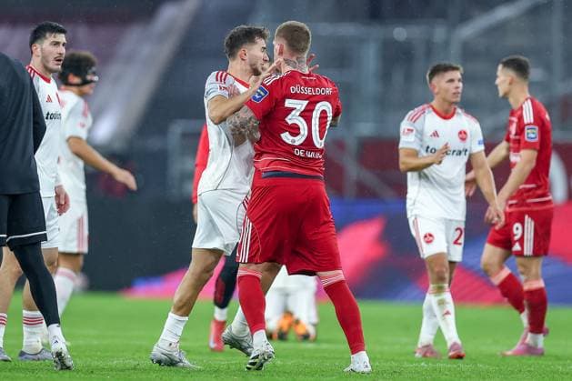 03.10.2025, Fußball, Fortuna Düsseldorf - 1.FC Nürnberg, 2. Fußball Bundesliga, Merkur Spiel-Arena, Saison 2025 2026: Tummult Handgemenge auf dem Spielfeld nach Abpfiff zum Ende des Spiels. Spielende. Florian Flick (1FC Nuernberg 06) verwickelt in einer Schubserei mit Jordy de Wijs (Fortuna Düsseldorf 30) DFB regulations prohibit any use of photographs as image sequences and or quasi-video. Nordrhein-Westfalen Deutschland