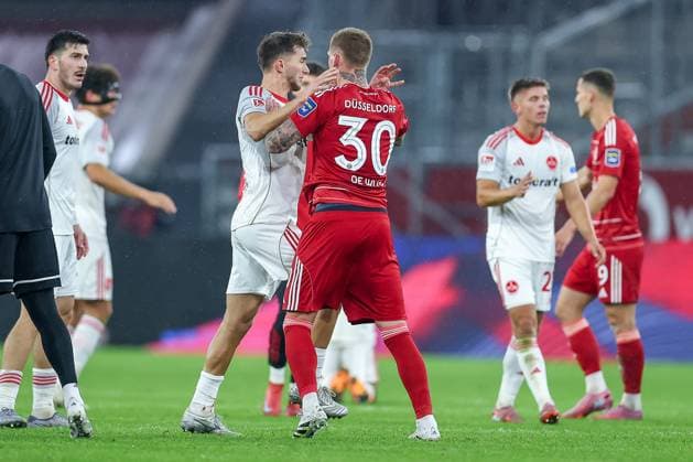 03.10.2025, Fußball, Fortuna Düsseldorf - 1.FC Nürnberg, 2. Fußball Bundesliga, Merkur Spiel-Arena, Saison 2025 2026: Tummult Handgemenge auf dem Spielfeld nach Abpfiff zum Ende des Spiels. Spielende. Florian Flick (1FC Nuernberg 06) verwickelt in einer Schubserei mit Jordy de Wijs (Fortuna Düsseldorf 30) DFB regulations prohibit any use of photographs as image sequences and or quasi-video. Nordrhein-Westfalen Deutschland