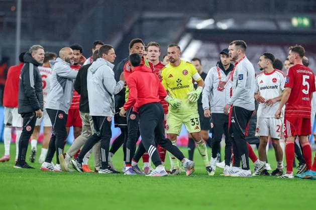 03.10.2025, Fußball, Fortuna Düsseldorf - 1.FC Nürnberg, 2. Fußball Bundesliga, Merkur Spiel-Arena, Saison 2025 2026: Tummult Handgemenge auf dem Spielfeld nach Abpfiff zum Ende des Spiels. Spielende. DFB regulations prohibit any use of photographs as image sequences and or quasi-video. Nordrhein-Westfalen Deutschland