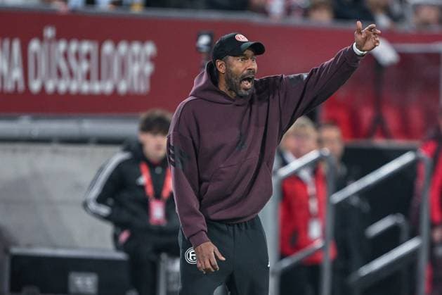 2. Bundesliga - Fortuna Düsseldorf - 1. FC Nürnberg am 03.10.2025 in der MERKUR SPIEL-ARENA in Düsseldorf Trainer Daniel Thioune (Duesseldorf) unzufrieden, enttäuscht, enttaeuscht, niedergeschlagen.