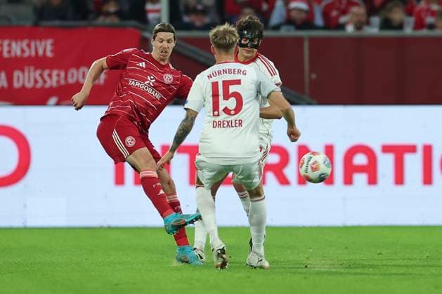 GER, 2. FBL. Fortuna Duesseldorf vs. 1. FC Nuernberg 03.10.2025, Merkur Spiel-Arena, Duesseldorf, GER, 2. FBL. Fortuna Duesseldorf vs. 1. FC Nuernberg, im Bild: Cedric Itten (Duesseldorf 13), im Zweikampf gegen Tim Drexler (1. FC Nuernberg 15), Fabio Gruber (1. FC Nuernberg 4),
