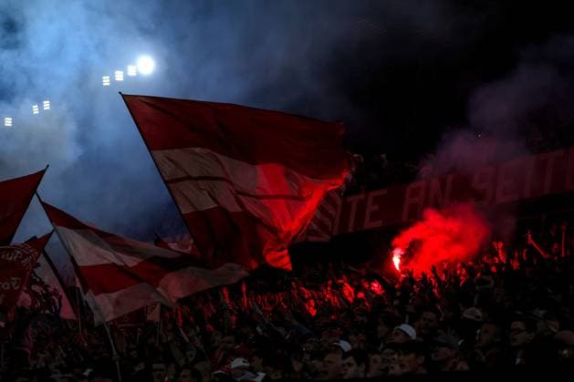03.10.2025, Fußball, Fortuna Düsseldorf - 1.FC Nürnberg, 2. Fußball Bundesliga, Merkur Spiel-Arena, Saison 2025 2026: Die Fans zünden Pyrotechnik im Stadion Symbolbild DFB regulations prohibit any use of photographs as image sequences and or quasi-video. Nordrhein-Westfalen Deutschland