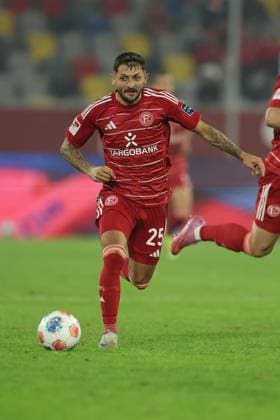 GER, 2. FBL. Fortuna Duesseldorf vs. 1. FC Nuernberg 03.10.2025, Merkur Spiel-Arena, Duesseldorf, GER, 2. FBL. Fortuna Duesseldorf vs. 1. FC Nuernberg, im Bild: Matthias Zimmermann (Fortuna Duesseldorf 25), Einzelaktion, Ganzkörper Ganzkoerper, Ball am Fuss,