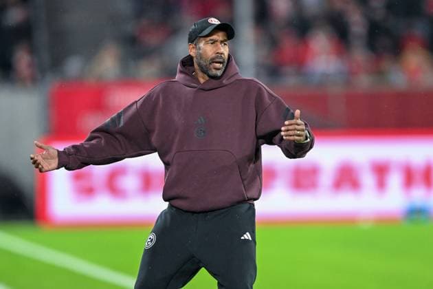 2. Bundesliga - Fortuna Düsseldorf - 1. FC Nürnberg am 03.10.2025 in der MERKUR SPIEL-ARENA in Düsseldorf Trainer Daniel Thioune (Duesseldorf) unzufrieden, enttäuscht, enttaeuscht, niedergeschlagen.