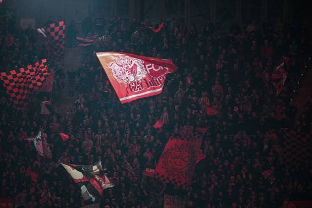 2. Bundesliga - Fortuna Düsseldorf - 1. FC Nürnberg am 03.10.2025 in der MERKUR SPIEL-ARENA in Düsseldorf Fahne der der Fans aus Nürnberg