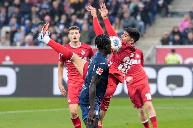 v.li.: Ihlas Bebou (Hoffenheim, 9), Cenk Özkacar (Köln, 39), Zweikampf, Spielszene, Duell, duel, tackle, tackling, Dynamik, Action, Aktion, 03.10.2025, Sinsheim (Deutschland), Fussball, Bundesliga, TSG 1899 Hoffenheim - 1. FC Köln, DFB DFL REGULATIONS PROHIBIT ANY USE OF PHOTOGRAPHS AS IMAGE SEQUENCES AND OR QUASI-VIDEO.