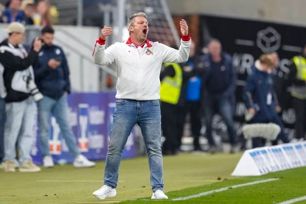 Lukas Kwasniok (Trainer, Cheftrainer, 1. FC Köln), gibt Anweisungen, gestikuliert, mit den Armen gestikulieren, Freisteller, Ganzkörper, Einzelbild, Einzelfoto, Aktion, Action, am Spielfeldrand, an der Seitenauslinie, 03.10.2025, Sinsheim (Deutschland), Fussball, Bundesliga, TSG 1899 Hoffenheim - 1. FC Köln, DFB DFL REGULATIONS PROHIBIT ANY USE OF PHOTOGRAPHS AS IMAGE SEQUENCES AND OR QUASI-VIDEO.