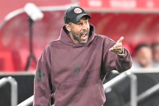 Daniel Thioune (Duesseldorf) Gestik Geste gestikuliert Mimik starker Gesichtsausdruck Emotion. 03.10.2025 Fussball Fortuna Duesseldorf vs 1. FC Nuernberg , Merkur Spiel-Arena, Duesseldorf, DFB DFL REGULATIONS PROHIBIT ANY USE OF PHOTOGRAPHS AS IMAGE SEQUENCES AND OR QUASI-VIDE