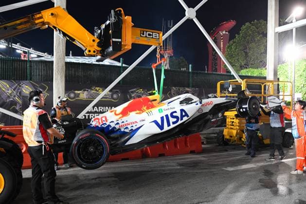 October 3, 2025, Chennai, Tamilnadu, India: Liam Lawson of Racing Bulls crashed car gets craned of after he crashed during FP2 of the F1 Grand Prix of Singapore at Marina Bay Street Circuit on October, 3rd 2025 in Singapore. Chennai India - ZUMAc251 20251003_znp_c251_047 Copyright: xVikramxChandrasekarx