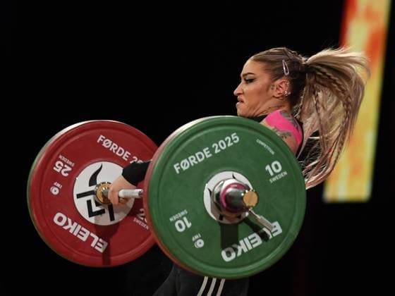 (251004) -- FORDE, Oct. 4, 2025 -- Mihaela-Valentina Cambei of Romania competes during the women s 53kg competition at the 2025 IWF World Championships in Forde, Norway, Oct. 3, 2025. ) (SP)NORWAY-FORDE-WEIGHTLIFTING-WORLD CHAMPIONSHIPS-WOMEN S 53KG HexCanling 