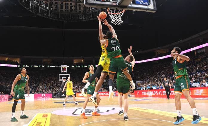 Norris Agbakoko am Ball, Urald King Zweikampf Spielszene Aktion Basketball BBL Bundesliga Herren Saison 2025 2026 03.10.2025 ALBA Berlin vs Gladiators Trier