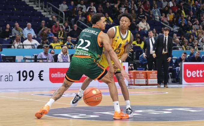 Nolan Adekunle, Rejean Boogie Ellis Zweikampf Spielszene Aktion Basketball BBL Bundesliga Herren Saison 2025 2026 03.10.2025 ALBA Berlin vs Gladiators Trier