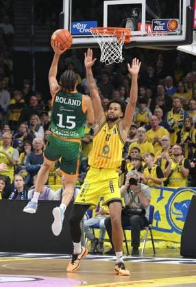 Jordan Roland am Ball, Norris Agbakoko Zweikampf Spielszene Aktion Basketball BBL Bundesliga Herren Saison 2025 2026 03.10.2025 ALBA Berlin vs Gladiators Trier