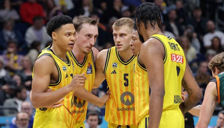 Jack Kayil redet mit Moses Wood, Sam Griesel, Rejean Boogie Ellis, J Wan Roberts Aktion Oberkörper Basketball BBL Bundesliga Herren Saison 2025 2026 03.10.2025 ALBA Berlin vs Gladiators Trier