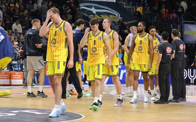 Moses Wood, Jonas Mattisseck, Justin Bean, J Wan Roberts, Alba Mannschaft enttäuscht nach Spielende Enttäuschung Basketball BBL Bundesliga Herren Saison 2025 2026 03.10.2025 ALBA Berlin vs Gladiators Trier