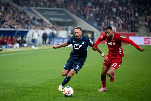 Vladimir Coufal (TSG Hoffenheim, 34) im Zweikampf mit Linton Maina (FC Koeln, 37), GER, TSG 1899 Hoffenheim vs 1. FC Koeln, Fussball Bundesliga, 6. Spieltag, Saison 2025 2026, 03.10.2025 DFB DFL regulations prohibit any use of photographs as image sequences and or quasi-video GER, TSG 1899 Hoffenheim vs 1. FC Koeln, Fussball Bundesliga, 6. Spieltag, Saison 2025 2026, 03.10.2025 Sinsheim Copyright: xEibner-Pressefoto Memmlerx EP_MMR