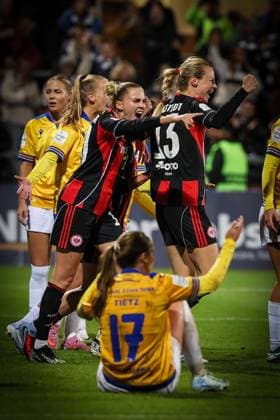 2025.10.03 xJFx Fussball Google Pixel Frauen-Bundesliga Eintracht Frankfurt - FC Carl Zeiss Jena v.l., Laura Freigang (Eintracht Frankfurt), Amanda Ilestedt (Eintracht Frankfurt) Torjubel, Goal celebration, celebrate the goal (DFL DFB REGULATIONS PROHIBIT ANY USE OF PHOTOGRAPHS as IMAGE SEQUENCES and or QUASI-VIDEO) Copyright: JoaquimxFerreira