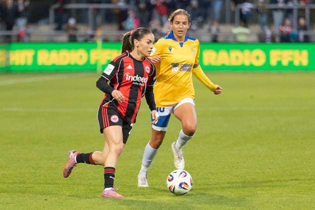 Google Pixel Frauen Bundesliga: Eintracht Frankfurt - FC Carl Zeiss Jena, 03.10.2025 Ereleta Memeti (Eintracht Frankfurt 27), & Lisa Gora (FC Carl Zeiss Jena 16) am Ball, Freisteller, Portrait Porträt, Eintracht Frankfurt - FC Carl Zeiss Jena, Frankfurt, Stadion am Brentanobad, 3.10.2025 Copyright: xBEAUTIFULxSPORTS Gawlikx