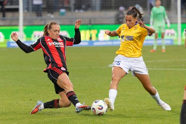 Google Pixel Frauen Bundesliga: Eintracht Frankfurt - FC Carl Zeiss Jena, 03.10.2025 Lisanne Gräwe (Eintracht Frankfurt 8) & Noemi Gentile (FC Carl Zeiss Jena 25) im Zweikampf umden Ball, Eintracht Frankfurt - FC Carl Zeiss Jena, Frankfurt, Stadion am Brentanobad, 3.10.2025 Copyright: xBEAUTIFULxSPORTS Gawlikx