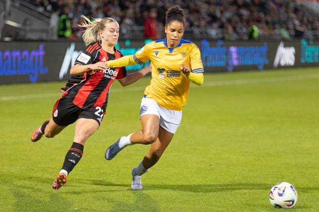 Google Pixel Frauen Bundesliga: Eintracht Frankfurt - FC Carl Zeiss Jena, 03.10.2025 Nadine Riesen (Eintracht Frankfurt 22) & Josephine Bonsu (FC Carl Zeiss Jena 23) im Kampf um den Ball, Eintracht Frankfurt - FC Carl Zeiss Jena, Frankfurt, Stadion am Brentanobad, 3.10.2025 Copyright: xBEAUTIFULxSPORTS Gawlikx