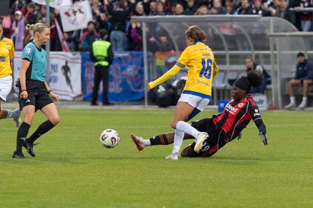Google Pixel Frauen Bundesliga: Eintracht Frankfurt - FC Carl Zeiss Jena, 03.10.2025 Nicole Anyomi (Eintracht Frankfurt 19) grätscht den Ball vor Lisa Gora (FC Carl Zeiss Jena 16) ab, Eintracht Frankfurt - FC Carl Zeiss Jena, Frankfurt, Stadion am Brentanobad, 3.10.2025 Copyright: xBEAUTIFULxSPORTS Gawlikx