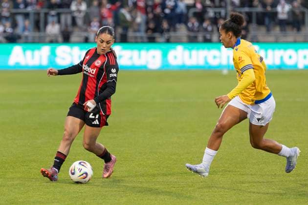 Google Pixel Frauen Bundesliga: Eintracht Frankfurt - FC Carl Zeiss Jena, 03.10.2025 Ereleta Memeti (Eintracht Frankfurt 27) & Josephine Bonsu (FC Carl Zeiss Jena 23) im Zweikampf um den Ball, Eintracht Frankfurt - FC Carl Zeiss Jena, Frankfurt, Stadion am Brentanobad, 3.10.2025 Copyright: xBEAUTIFULxSPORTS Gawlikx