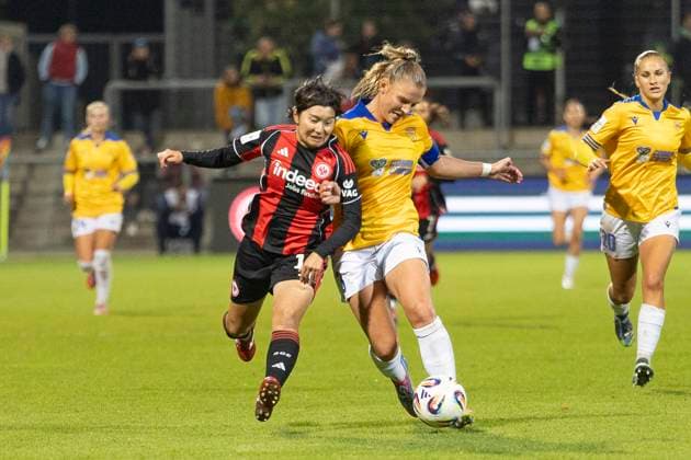 Google Pixel Frauen Bundesliga: Eintracht Frankfurt - FC Carl Zeiss Jena, 03.10.2025 Remina Chiba (Eintracht Frankfurt 15) & Toma Ihlenburg (FC Carl Zeiss Jena 3) im Zweikampf um den Ball, Eintracht Frankfurt - FC Carl Zeiss Jena, Frankfurt, Stadion am Brentanobad, 3.10.2025 Copyright: xBEAUTIFULxSPORTS Gawlikx
