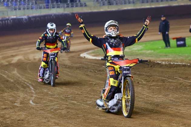 N Z NORICK BLOEDORN CIESZY SIE ZE ZWYCIESTWA - W TLE HANNAH GRUNWALD (B) I MARIO HAUSL (Z) 2025 FIM SPEEDWAY OF NATIONS 2 - TORUN MLODZIEZOWE DRUZYNOWE MISTRZOSTWA SWIATA PAR ZUZEL SPEEDWAY SON2 U21, U 21 PAIRS World Championship, WM, Weltmeisterschaft TORUN 03.10.2025 FOT. LUKASZ TRZESZCZKOWSKI NEWSPIX.PL --- Newspix.pl --- Newspix.pl  20251003LTR107