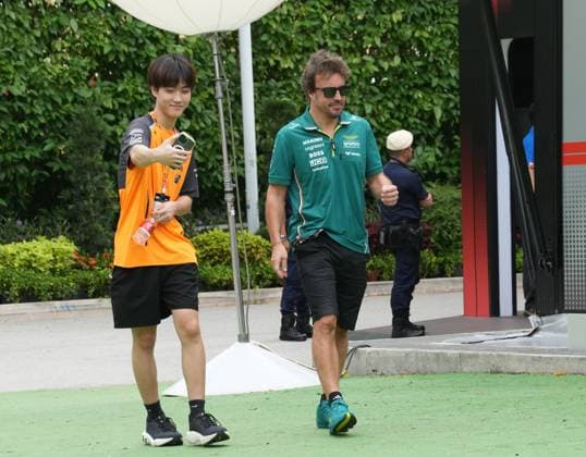 FORMULA 1 SINGAPORE AIRLINES SINGAPORE GRAND PRIX 2025 04.10.2025, Marina Bay Street Circuit, Singapore, FORMULA 1 SINGAPORE AIRLINES SINGAPORE GRAND PRIX 2025 , im Bild Fernando Alonso (ESP), Aston Martin Aramco Cognizant Formula One Team
