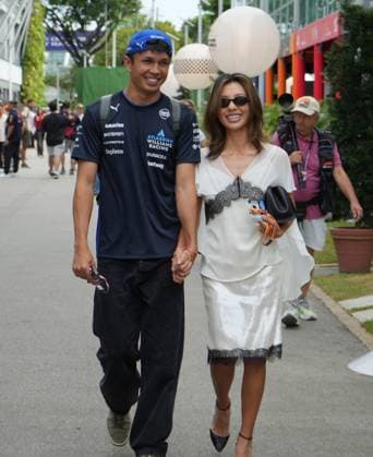 FORMULA 1 SINGAPORE AIRLINES SINGAPORE GRAND PRIX 2025 04.10.2025, Marina Bay Street Circuit, Singapore, FORMULA 1 SINGAPORE AIRLINES SINGAPORE GRAND PRIX 2025 , im Bild Alexander Albon (GBR), Atlassian Williams Racing mit Freundin Lily Muni He