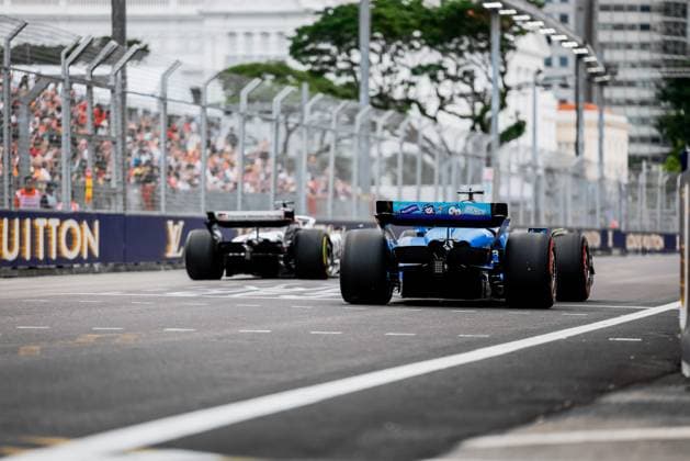 Formula 1 Singapore Airlines Singapore Grand Prix 2025 Alexis Perrin OVERTAKE MAXPPP - Singapore 04 10 2025 31 OCON Esteban (fra), MoneyGram Haas F1 Team, action and 23 ALBON Alexander (tha), Atlassian Williams Racing, action at the Formula 1 Singapore Airlines Singapore Grand Prix 2025, the 18th round of the 2025 FIA Formula 1 World Championship, WM, Weltmeisterschaft at the Marina Bay Street Circuit in Singapore, Singapore, from 2 to 5 October 2025 Singapore Marina Bay Street Circuit Singapore  Copyright: xOVERTAKE MAXPPPxAlexisxPerrinx OVT202510041215 OVT202510041215
