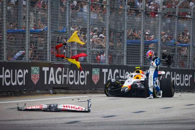 Sport Bilder des Tages F1 - SINGAPORE GRAND PRIX 2025 30 LAWSON Liam (nzl), Visa Cash App RB F1 Team VCARB02, action crash in FP2 during the 2025 Formula 1 Singapore Grand Prix, 18th round of the 2025 FIA Formula One World Championship, WM, Weltmeisterschaft from October 3 to 5, 2025 on the Marina Bay Street Circuit, in Singapore - SingaporeSingapore  Copyright: xXavixBonillax