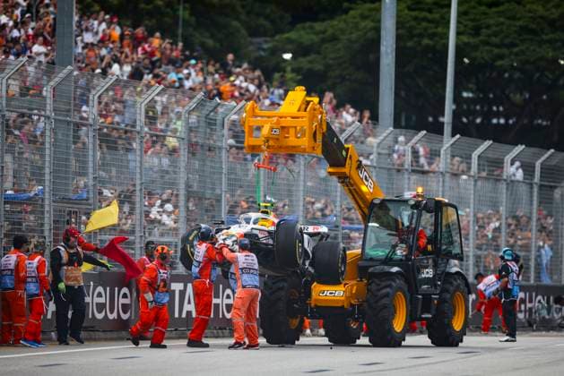F1 - SINGAPORE GRAND PRIX 2025 30 LAWSON Liam (nzl), Visa Cash App RB F1 Team VCARB02, action, crash FP2 during the 2025 Formula 1 Singapore Grand Prix, 18th round of the 2025 FIA Formula One World Championship, WM, Weltmeisterschaft from October 3 to 5, 2025 on the Marina Bay Street Circuit, in Singapore - SingaporeSingapore  Copyright: xXavixBonillax