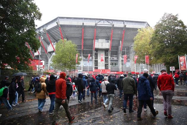 04.10.2025, xmohx, Fussball 2.Bundesliga, 1.FC Kaiserslautern - VfL Bochum v.l. Fans, Zuschauer, , Schals, Ultras auf dem Weg in das Stadion Westkurve bei Regen (DFL DFB REGULATIONS PROHIBIT ANY USE OF PHOTOGRAPHS as IMAGE SEQUENCES and or QUASI-VIDEO) Kaiserslautern
