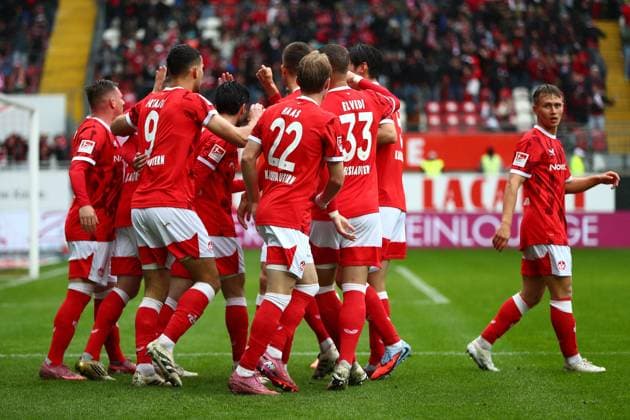 04.10.2025, xmohx, Fussball 2.Bundesliga, 1.FC Kaiserslautern - VfL Bochum v.l. Torjubel nach dem Tor zum celebrating the goal celebrate 1:0 durch Ivan Prtajin (1. FC Kaiserslautern) (DFL DFB REGULATIONS PROHIBIT ANY USE OF PHOTOGRAPHS as IMAGE SEQUENCES and or QUASI-VIDEO) Kaiserslautern