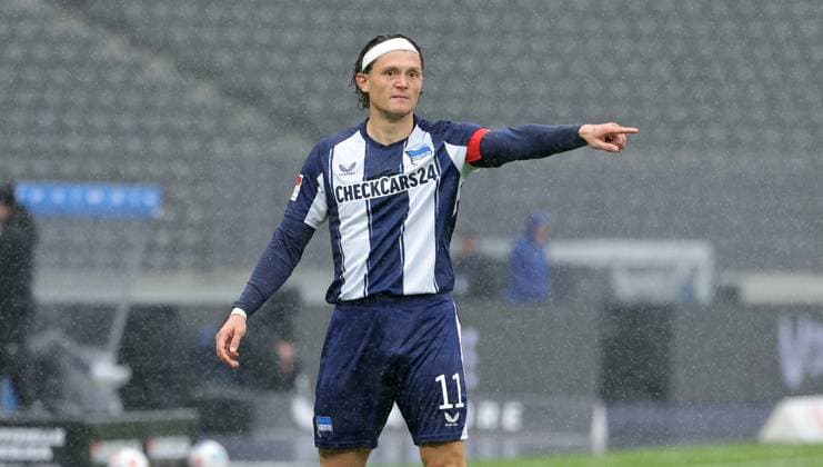 Fabian Reese zeigend, gestikulierend Aktion Oberkörper Fußball Fussball DFL 2.Bundesliga Herren 8. Spieltag Saison 2025 2026 04.10.2025 Hertha BSC Berlin vs. Preußen Münster DFL regulations prohibit any use of photographs as image sequences and or quasi-video