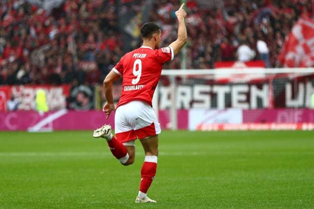 04.10.2025, xmohx, Fussball 2.Bundesliga, 1.FC Kaiserslautern - VfL Bochum v.l. Torjubel nach dem Tor zum celebrating the goal celebrate 1:0 durch Ivan Prtajin (1. FC Kaiserslautern) (DFL DFB REGULATIONS PROHIBIT ANY USE OF PHOTOGRAPHS as IMAGE SEQUENCES and or QUASI-VIDEO) Kaiserslautern